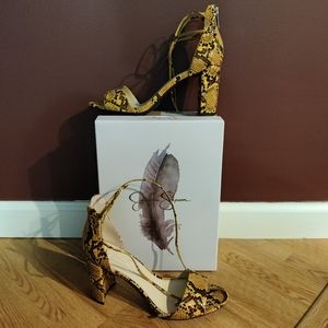 Jessica Simpson yellow snake print sandal, sz 9
